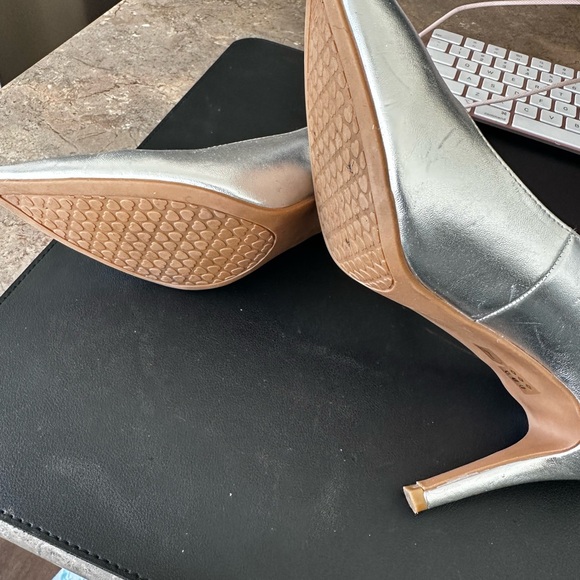 Beautiful silver shoes from laundry list - Picture 5 of 8